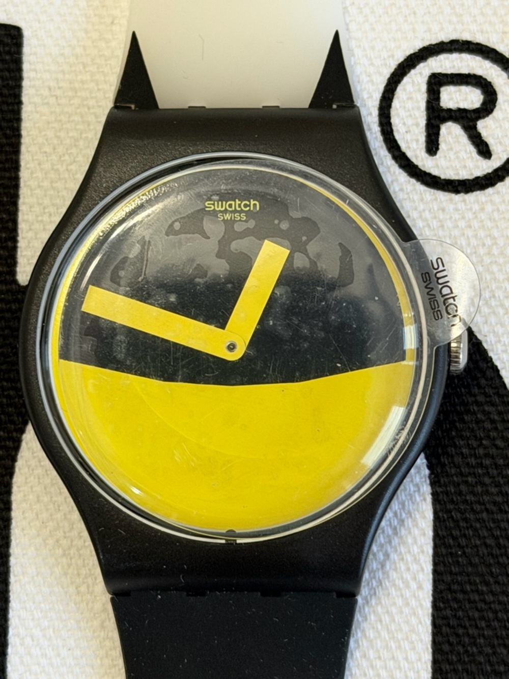 Swatch FLAGGERMUS SUOB130 Black Yellow
Watch